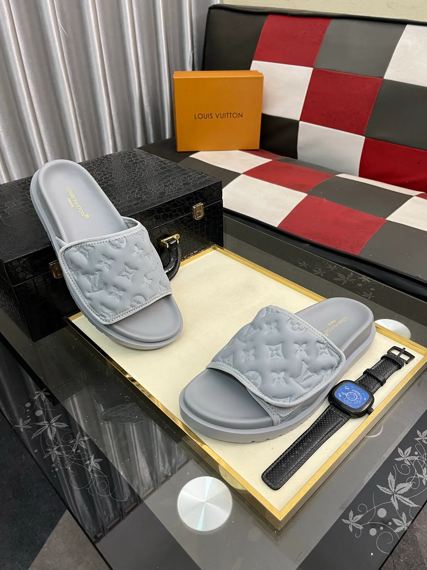 Men's men's shoes💰320⌚️⌚️[Louis Vuitton LV slippers] (high-end cowhide) counter 1:1 fashion style summer must-have! The designer used LV’s iconic outsole. The original simple slippers instantly become fashionable! The upper is made of flexible special cowhide leather straps alternately, and the workmanship is exquisite! A must-have for stylish men in summer, size 38-44